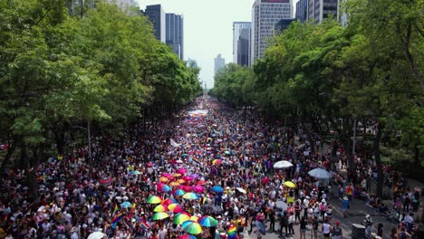 Reforma-Avenue-Voller-Multiethnischer-Menschen,-Die-Für-Vielfalt-Und-Gay-Pride-In-Mexiko-Stadt-Marschieren-–-Aufsteigende-Luftaufnahme