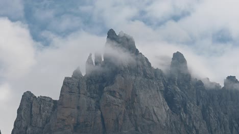 Cordillera-Afilada-Y-Rocosa-En-Los-Alpes-Suizos,-Nubes-En-Movimiento-Pasan-Sobre-Las-Crestas