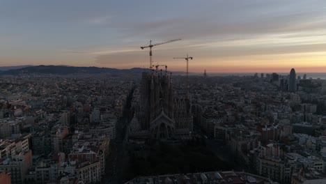Kathedrale-Sagrada-Familia-In-Barcelona,-Umgeben-Von-Anderen-Gebäuden