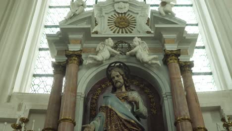 Estatua-De-Jesucristo-En-La-Iglesia-De-Scherpenheuvel,-Bélgica