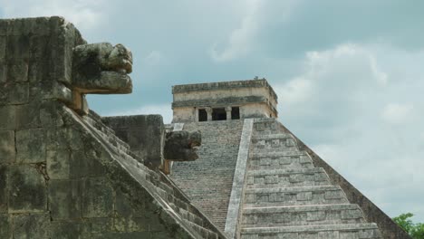4k-Filmische-Landschaftsaufnahmen-Des-Maya-Ruinendenkmals-Von-Chichén-Itzá,-Eines-Der-Sieben-Wunder,-In-Yucatan,-Mexiko-An-Einem-Sonnigen-Tag