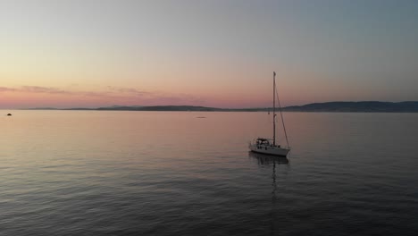 Die-Romantischen-Farben-Des-Sonnenuntergangs-Am-Strand-Von-Bueu,-Galizien,-Spanien