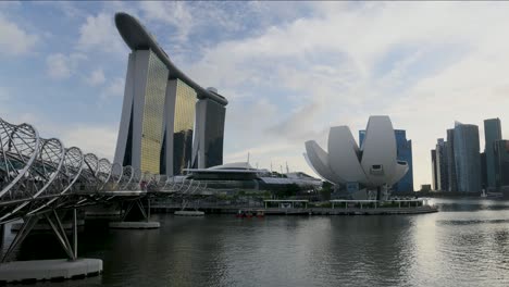 Impresionante-Lapso-De-Tiempo-En-El-Puente-Helix-Con-Marina-Bay-Sands-Y-El-Museo-Artscience-En-Singapur