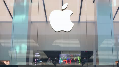 Käufer-Werden-Im-Apple-Store-Und-Logo-Der-Multinationalen-Amerikanischen-Technologiemarke-In-Hongkong-Gesehen