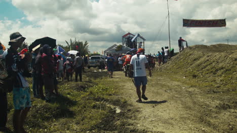 Los-Participantes-Abandonan-La-Pista-De-Carreras-Cuando-Comienza-La-Próxima-Carrera-De-La-Anticipada-Competencia-De-Motocross