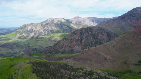 HD-Drohnenaufnahme-Aus-Der-Luft-Auf-Wunderschöne-Berge-Auf-Dem-Land-An-Bewölkten-Sommertagen-Und-Leuchtend-Grüne-Kiefern--Und-Espenwaldtäler-An-Der-Basis-In-Der-Nähe-Von-Telluride,-Colorado,-USA