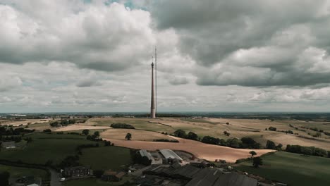 The-Emley-Moor-transmitting-station-is-a-telecommunications-and-broadcasting-facility-on-Emley-Moor,-1-mile-west-of-the-village-centre-of-Emley,-in-Huddersfield-West-Yorkshire,-England