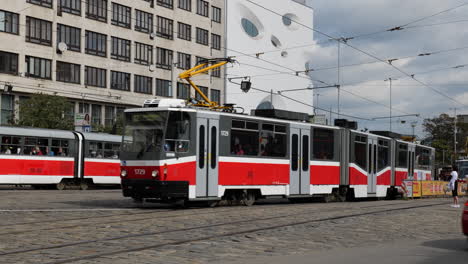 Tranvía-Tatra-Kt8d5n-De-La-Compañía-De-Transporte-Bpmb-Cerca-De-La-Estación-Principal-De-Tren-De-Brno