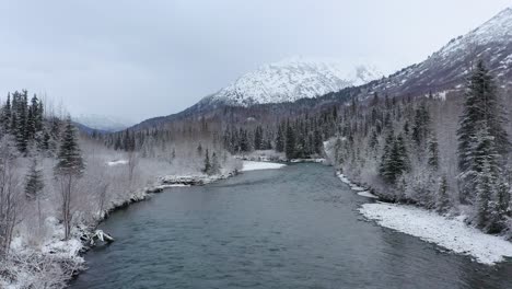 Drone-Vuela-Bajo-Sobre-El-Río-Alaska