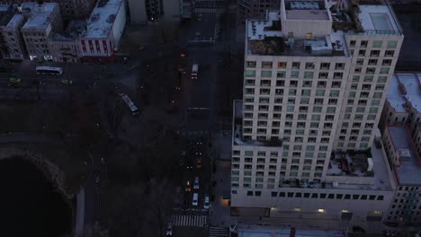 Städtische-Drohnenüberführung-Von-Hochhäusern-In-New-York,-Nach-Unten-Gerichtet,-Gute-Sicht-Auf-Die-Gebäudedächer-Direkt-Nach-Sonnenaufgang