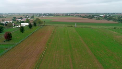 Drohnen-Ariel-Blick-Auf-Amish-Farmland-Und-Amish-Sonntag-Treffen