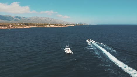 Vista-Aérea-Frontal-De-Un-Yate-Navegando-Por-El-Mar