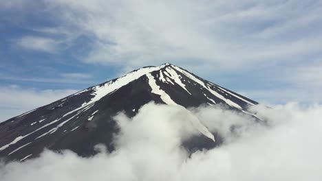 Vista-Aérea-De-Lapso-De-Tiempo-Desde-La-Cima-Del-Monte-Fuji-Con-Nubes-En-Movimiento-Rápido