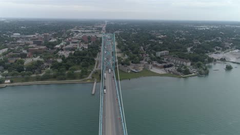 In-Diesem-Video-Geht-Es-Um-Eine-Luftaufnahme-Der-Ambassador-Bridge-über-Den-Detroit-River-In-Der-Nähe-Der-Innenstadt-Von-Detroit