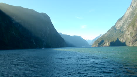 Sonnenstrahlen-über-Den-Klippen-Von-Milford-Sound-In-Neuseeland