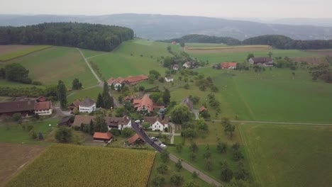 Drohnenaufnahme-Eines-Sehr-Kleinen-Dorfes-In-Der-Schweiz