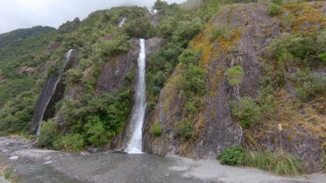 A-nice-waterfall-in-the-Franz-Josef-Glacier-Nationalpark-on-a-cloudy-rainy-day