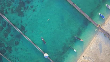 Atemberaubender-Luftflug-über-Klares-Türkisfarbenes-Wasser-Am-Strand-In-Mabul,-Malaysia