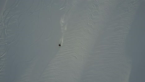 Drohnenaufnahme-Eines-Skifahrers,-Der-Im-Hinterland-Den-Tiefschneehang-Hinunterfährt