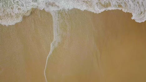 Langsamer-Flug-über-Isolierten-Strand-Und-Wellen-Im-Wilden,-Farbenfrohen-Ozean,-Australien