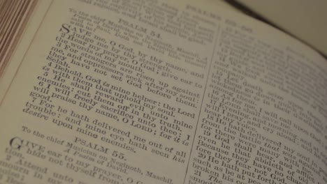 Umblättern-Der-Bibelseiten-Mit-Psalmen