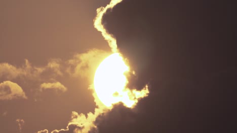 Zeitraffer-Der-Sonne-Hinter-Wolken-Bei-Sonnenuntergang-Und-Sonnenaufgang