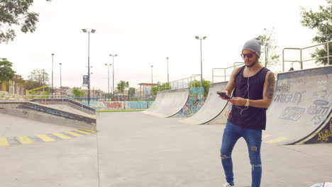 Kleiner-Junge-Macht-Ein-Selfie-In-Einem-Skatepark-Mit-Graffiti-Im-Hintergrund