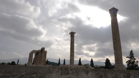 Handaufnahme-Alter-Säulen-In-Athen,-Griechenland