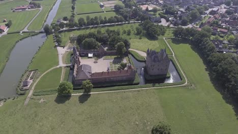 Eine-Drohnenaufnahme-Mit-Schwenkbewegung-Nach-Rechts,-Die-Ein-Schloss-In-Den-Niederlanden-Einfängt
