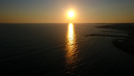 Hermosa-Puesta-De-Sol-Dorada-Sobre-El-Mar-En-Chipre