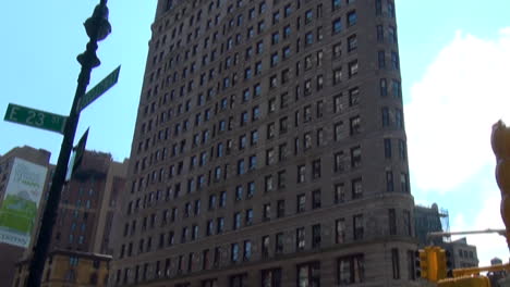 Tilt,-New-York's-iconic-Flatiron-Building