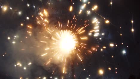 Fuegos-Artificiales-O-Galletas-Conocidas-Como-Ducha-En-El-Suelo,-Durante-La-Celebración-Del-Festival-Diwali-En-India