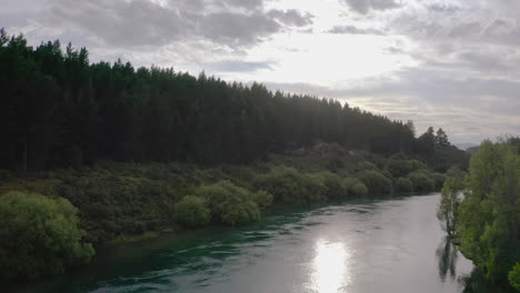Luftaufnahme-Eines-Wunderschönen-Flusses,-Der-Am-Frühen-Morgen-Auf-Der-Südinsel-Neuseelands-Zwischen-Der-Natur-Fließt