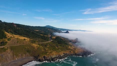 Luftaufnahme:-Nebel-Hüllt-Die-Küste-Von-Oregon-Ein,-Während-Wir-über-Die-Felsige-Meeresküste-Fliegen