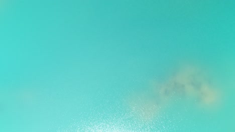 Luftaufnahme-Eines-Unglaublich-Blauen-Sees