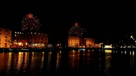 Liverpool-Albert-Dock:-Feuerwerk-„Fluss-Des-Lichts“.