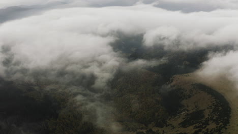 Luftaufnahme,-Flug-über-Herbstliche-Waldberge-Mit-Wunderschönen-Wolken,-Slowakei