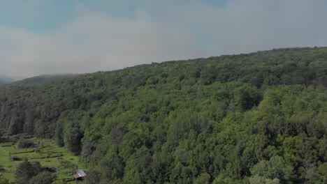 Drone-rise-above-the-Catskill-Mountains-in-New-York-State