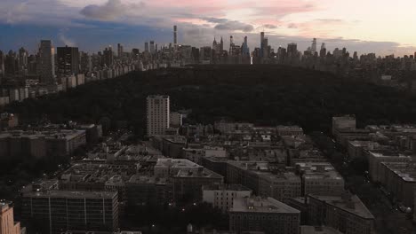 Drohnenaufnahme,-Die-Sich-Bei-Sonnenuntergang-In-4k-Von-Harlem,-New-York,-In-Richtung-Upper-East-Side-Bewegt