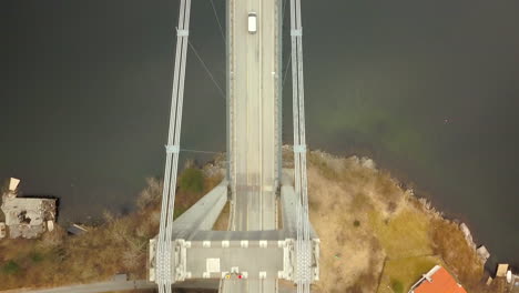 Luftaufnahme-Einer-Hängebrücke-In-Bergen,-Norwegen,-Die-Sich-über-Einen-Fjord-Erstreckt
