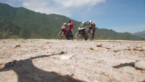 Antena-De-Motociclistas-Montando-Motos-En-Caminos-De-Montaña