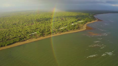 Arco-Iris-Sobre-Una-Playa-Del-Norte-De-Queensland