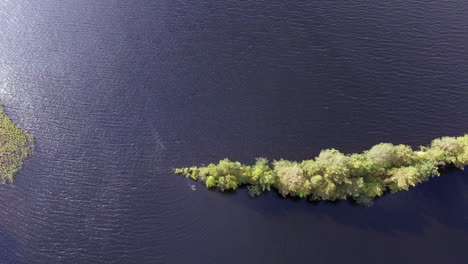 Hermosa-Pequeña-Isla-Estrecha-En-Un-Lago-En-Finlandia
