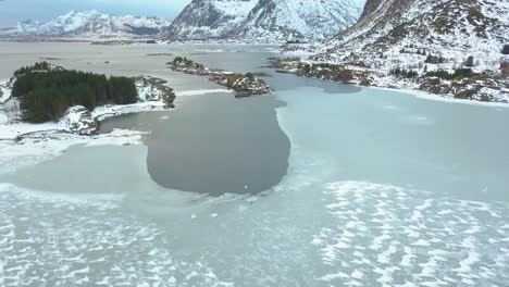 Ein-Wunderschöner-Zugefrorener-See-Im-Norden-Der-Erde-Mitten-Im-Winter