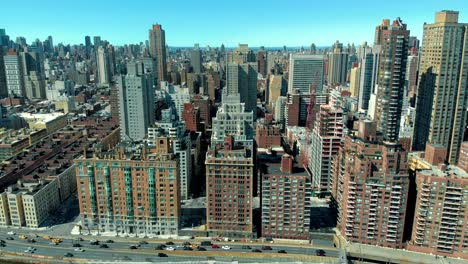 Drohnenrutschen-über-Gebäude-In-Manhattan,-New-York,-Entlang-Des-FDR-Drive-Im-Frühling-In-4K