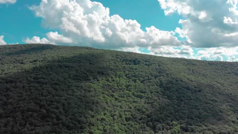 Langsamer-Drohnenaufstieg-Auf-Einen-Berg-In-Den-Catskill-Mountains-Im-Bundesstaat-New-York-Mit-Wunderschönem-Bewölktem-Himmel