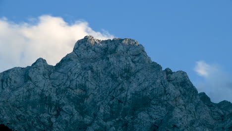 Nubes-De-Lapso-De-Tiempo-Sobre-El-Pico-De-La-Montaña-Al-Atardecer,-Alpes-Ojstrica-Y-Kamnisko-Savinja,-Eslovenia,-Logarska-Dolina,-Alpes-Europeos