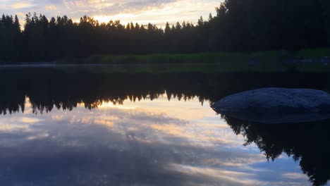 Sonnenaufgang-Spiegelt-Sich-Im-Wasser-In-Skandinavien-Wider
