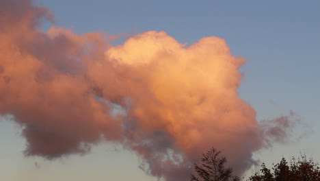 4K-Zeitraffer-Der-Wolkenbildung-über-Einem-Industrieabgas-Einer-Ölraffinerie-Bei-Sonnenuntergang