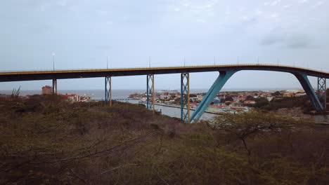 Blick-Auf-Den-Eingang-Der-Juliana-Brücke-Der-Bucht-Von-Sint-Anna-Aus-Der-Sicht-Des-Deloitte-Dutch-Caribbean-Parkplatzes-Auf-Curacao